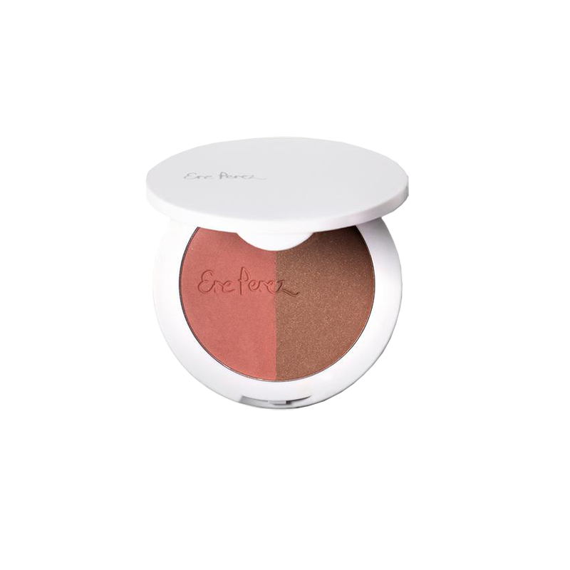 De Rice Powder Blush & Bronzer van Ere Perez is een blush en bronzer duo voor een Sunkissed look. Met dit poeder duo geef je een mooie kleur aan je gezicht, maar je kunt ze natuurlijk ook gebruiken als oogschaduw en om lichtelijk te contouren. Ze hebben een satin finish met een subtiele glow. De poeders verzorgen de huid door de toevoeging van Chamomile & Vitamine E. De kleur Brooklyn bevat een warme roze blush en bronzer die voor elke huidskleur geschikt is.