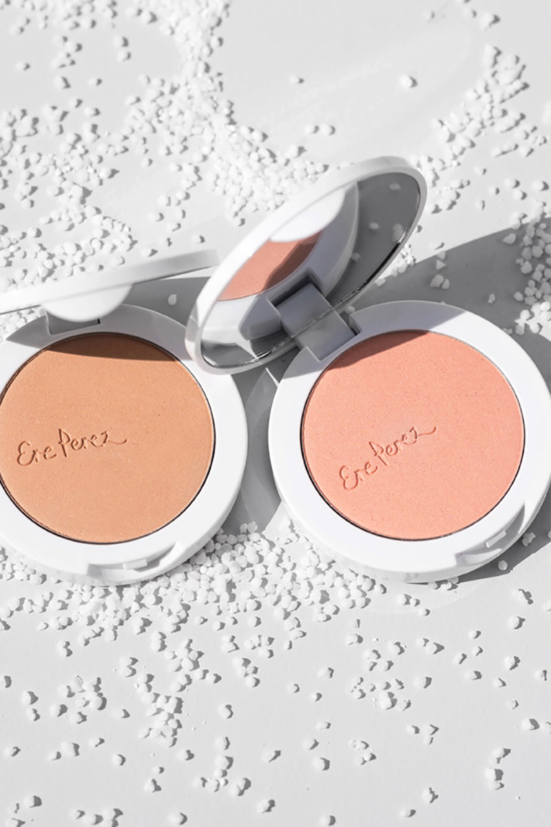 De Tapioca Cheek Colour van Ere Perez is een zachte blush voor een gezonde glow. De blush bevat een subtiele shimmer en geeft je wangen een mooie tint. De blush bevat Tapioca, Chamomile & Vitamine E om je wangen te verzorgen, verzachten en je huidteint te egaliseren. Fluweelzachte tapioca maakt de ruwe huid glad