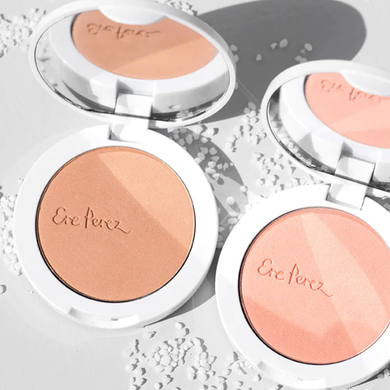 De Tapioca Cheek Colour van Ere Perez is een zachte blush voor een gezonde glow. De blush bevat een subtiele shimmer en geeft je wangen een mooie tint. De blush bevat Tapioca, Chamomile & Vitamine E om je wangen te verzorgen, verzachten en je huidteint te egaliseren. 