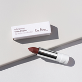 De Wild Pansy Tinted Lipbar van Ere Perez is een sheer en tinted lipstick. De lipstick voedt en verzacht de lippen door middel van Shea Butter, Squalane en Vitamine E, en zorgt hiernaast voor een prachtige subtiele tint. Fijn als je van een subtiele look houd of liever een lichtgewicht en voedende lipstick hebt. Verkrijgbaar in 6 tinten met een subtiele glans die je lippen gedurende de hele dag beschermen. Een traktatie voor je lippen.