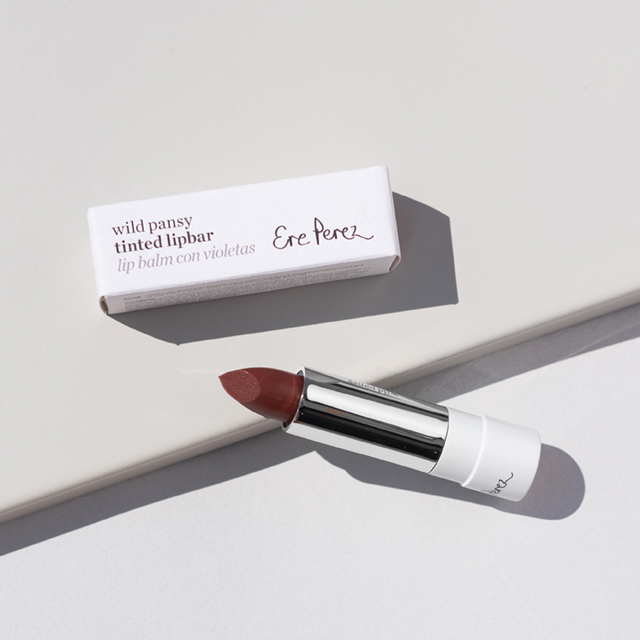De Wild Pansy Tinted Lipbar van Ere Perez is een sheer en tinted lipstick. De lipstick voedt en verzacht de lippen door middel van Shea Butter, Squalane en Vitamine E, en zorgt hiernaast voor een prachtige subtiele tint. Fijn als je van een subtiele look houd of liever een lichtgewicht en voedende lipstick hebt. Verkrijgbaar in 6 tinten met een subtiele glans die je lippen gedurende de hele dag beschermen. Een traktatie voor je lippen.