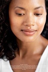 De Wild Pansy Tinted Lipbar van Ere Perez is een sheer en tinted lipstick. De lipstick voedt en verzacht de lippen door middel van Shea Butter, Squalane en Vitamine E, en zorgt hiernaast voor een prachtige subtiele tint. Fijn als je van een subtiele look houd of liever een lichtgewicht en voedende lipstick hebt. Verkrijgbaar in 6 tinten met een subtiele glans die je lippen gedurende de hele dag beschermen. Een traktatie voor je lippen.