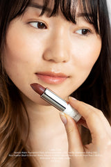 De Wild Pansy Tinted Lipbar van Ere Perez is een sheer en tinted lipstick. De lipstick voedt en verzacht de lippen door middel van Shea Butter, Squalane en Vitamine E, en zorgt hiernaast voor een prachtige subtiele tint. Fijn als je van een subtiele look houd of liever een lichtgewicht en voedende lipstick hebt. Verkrijgbaar in 6 tinten met een subtiele glans die je lippen gedurende de hele dag beschermen. Een traktatie voor je lippen.