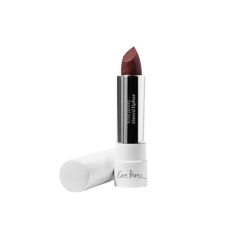De Wild Pansy Tinted Lipbar van Ere Perez is een sheer en tinted lipstick. De lipstick voedt en verzacht de lippen door middel van Shea Butter, Squalane en Vitamine E, en zorgt hiernaast voor een prachtige subtiele tint. Fijn als je van een subtiele look houd of liever een lichtgewicht en voedende lipstick hebt. Verkrijgbaar in 6 tinten met een subtiele glans die je lippen gedurende de hele dag beschermen. Een traktatie voor je lippen.