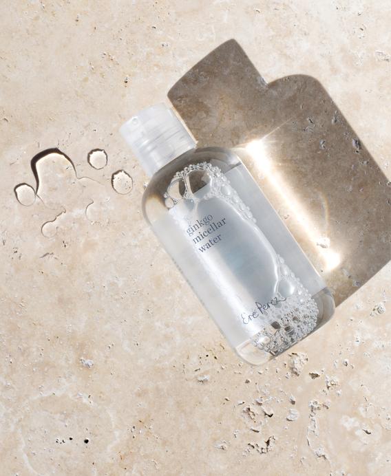 Een natuurlijke vegan micellair water om gezichts- en oogmake-up voorzichtig te verwijderen en de huid mild maar goed te reinigen. Met hydraterende aloë vera en antioxidantrijke ginkgo biloba.