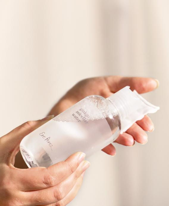 Een natuurlijke vegan micellair water om gezichts- en oogmake-up voorzichtig te verwijderen en de huid mild maar goed te reinigen. Met hydraterende aloë vera en antioxidantrijke ginkgo biloba.