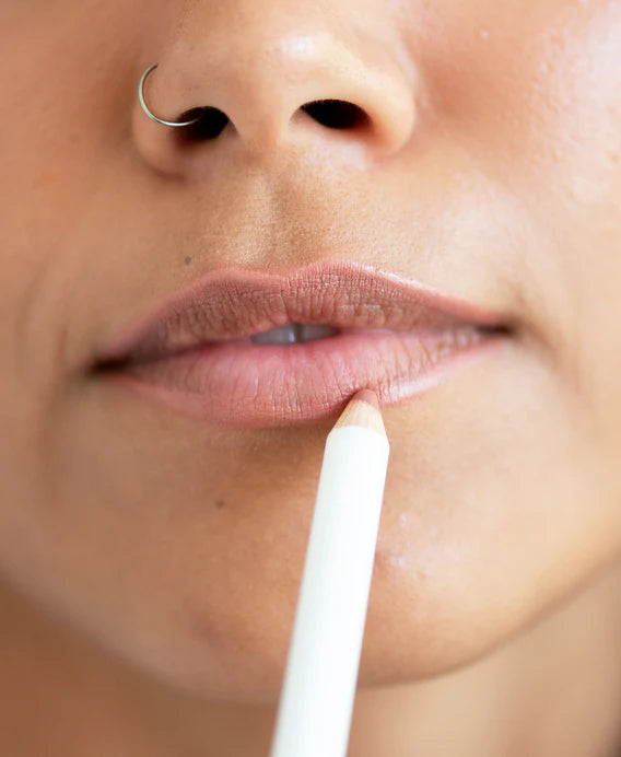Swatch van de veganistische acai lipliner Shy van Ere Perez
