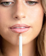 Swatch van de Ere Perez acai lippencil shy - vegan beauty lipliners