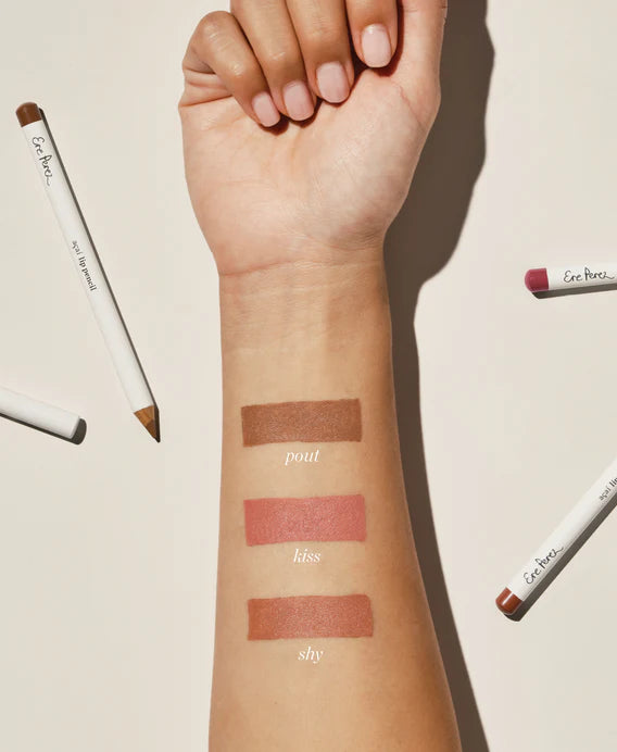 Duurzame vegan lipliners van Ere Perez. Swatches van de Acai lip pencils.