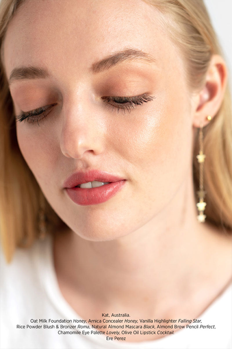 Ere Perez Rice Powder Roma de vegan blush en bronzer van Ere Perez op een lichte huid