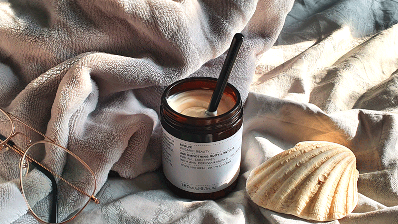Evolve 360 Smoothing Body Contour Cream is een vegan verstevigende contourcrème voor het lichaam, die AHA, Peruaanse maca en galactoarabinanto bevat, die helpt om de gladheid, elasticiteit en teint van de huid te verbeteren en tegelijkertijd de celvernieuwing te bevorderen. Het gehalte aan bioactief roze zeezout afkomstig uit de roze zoutmeren van Spanje maakt de huid zijdezacht.