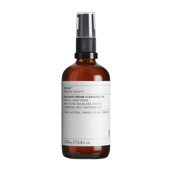 De Evolve Organic Beauty Kalahari Dream Cleansing Oil is een vegan, lichtgewicht gezichtsreinigingsolie met een blush roze tint die diep reinigt zonder de huid vet achter te laten. Het verwijdert make-up, inclusief hardnekkige oogmake-up, terwijl het tegelijkertijd de huid intens voedt en voorbereidt op je dag- of nachtcreme van Evolve Organic Beauty. De heerlijke fruitige geur maakt het het perfect voor dagelijks gebruik.