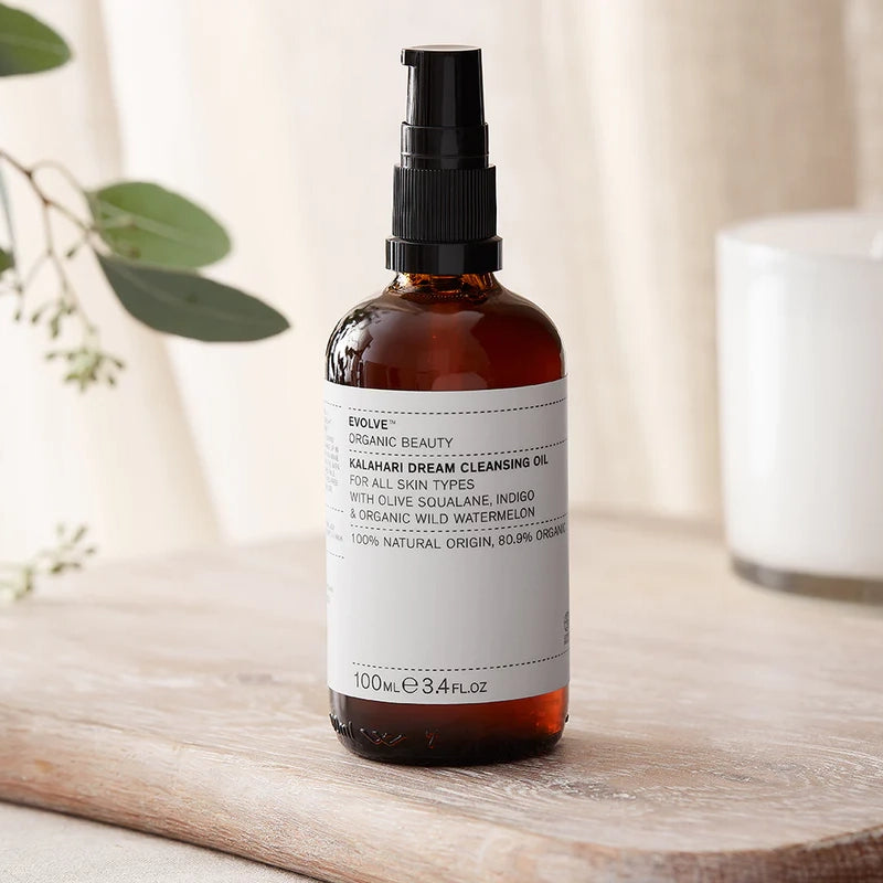 De Evolve Organic Beauty Kalahari Dream Cleansing Oil is een vegan, lichtgewicht gezichtsreinigingsolie met een blush roze tint die diep reinigt zonder de huid vet achter te laten. Het verwijdert make-up, inclusief hardnekkige oogmake-up, terwijl het tegelijkertijd de huid intens voedt en voorbereidt op je dag- of nachtcreme van Evolve Organic Beauty. De heerlijke fruitige geur maakt het het perfect voor dagelijks gebruik.