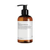 De vegan Pomegranate and Goji Aromatic Wash is een heerlijk fruitige en verfrissende hand- en lichaamszeep. De formule is bijzonder zacht voor de huid en voedt dankzij aloë vera en hydraterende quinoa. De huid wordt op deze manier zachtjes gereinigd zonder de beschermende barrière aan te tasten. Ondertussen ben je omringt door een heerlijke geur van granaatappel, peer, perzik, frambozen en citrusvruchten.