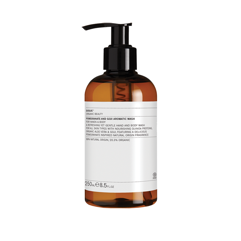 De vegan Pomegranate and Goji Aromatic Wash is een heerlijk fruitige en verfrissende hand- en lichaamszeep. De formule is bijzonder zacht voor de huid en voedt dankzij aloë vera en hydraterende quinoa. De huid wordt op deze manier zachtjes gereinigd zonder de beschermende barrière aan te tasten. Ondertussen ben je omringt door een heerlijke geur van granaatappel, peer, perzik, frambozen en citrusvruchten.