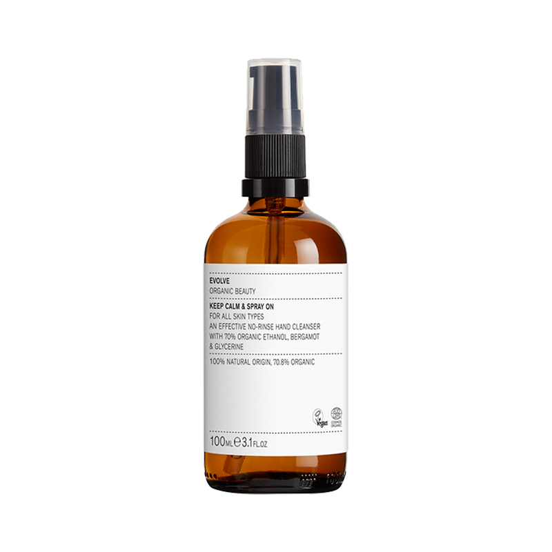 Evolve Organic Beauty Keep Calm & Spray On Hand Sanitizer is geformuleerd met 70% alcohol, wat 10% meer is dan de minimum aanbevolen hoeveelheid om effectief te zijn tegen het virussen. Deze vegan hand sanitizer bevat organische glycerine voor hydratatie en biologische etherische olie van Bergamot vanwege zijn antivirale eigenschappen en zijn heerlijke oppeppende geur.