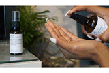 Evolve Organic Beauty Keep Calm & Spray On Hand Sanitizer is geformuleerd met 70% alcohol, wat 10% meer is dan de minimum aanbevolen hoeveelheid om effectief te zijn tegen het virussen. Deze vegan hand sanitizer bevat organische glycerine voor hydratatie en biologische etherische olie van Bergamot vanwege zijn antivirale eigenschappen en zijn heerlijke oppeppende geur.