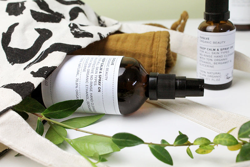 Evolve Organic Beauty Keep Calm & Spray On Hand Sanitizer is geformuleerd met 70% alcohol, wat 10% meer is dan de minimum aanbevolen hoeveelheid om effectief te zijn tegen het virussen. Deze vegan hand sanitizer bevat organische glycerine voor hydratatie en biologische etherische olie van Bergamot vanwege zijn antivirale eigenschappen en zijn heerlijke oppeppende geur.