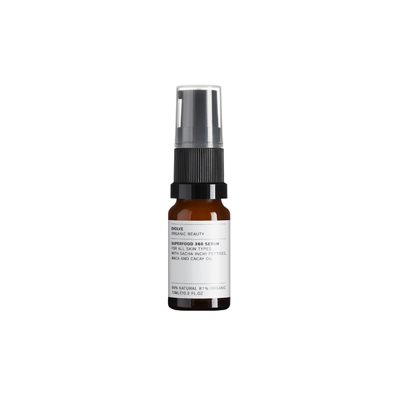 Evolve Superfood 360 Serum van Evolve Beauty is een vegan beschermend anti-aging serum, dat geschikt is voor alle huidtypes. Het lichte serum bestaat uit een combinatie van effectieve en natuurlijke superfoods en is gebaseerd op het zogenaamde "Age Smarter 360-concept", dat buitengewone bescherming biedt en een jongere uitstraling stimuleert - inclusief verbetering van de huidskleur, rimpeldiepte, textuur en de uitstraling.