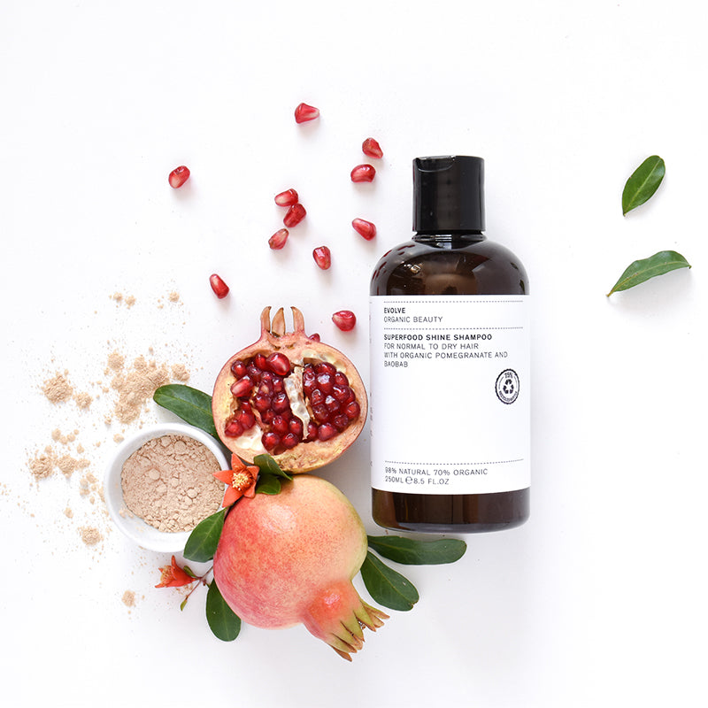 De vegan Evolve Superfood Shine Shampoo is samengesteld uit suiker en kokosnootreinigers die het haar en de hoofdhuid zachtjes reinigen zonder het natuurlijke evenwicht te verstoren en natuurlijke oliën te verwijderen. Baobab-eiwitten hebben bewezen dat ze de glans naar boven brengen, versterken, beschermen, kroezen en klitten verminderen en zachtheid en gladheid stimuleren. Biologisch granaatappelextract zorgt voor extra bescherming en organische aloë vera zorgt voor een intense hydratatie.