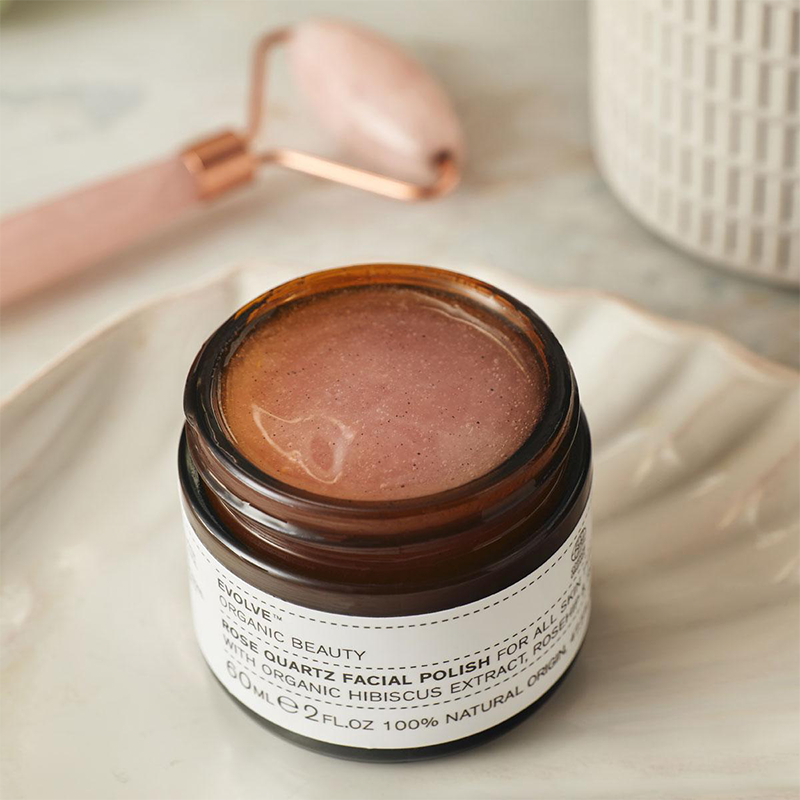 De vegan Evolve Rose Quarts Facial Polish is een heerlijke natuurlijke gezichtsscrub vermengd met echte rozenkwartskristaldeeltjes om de dode huidcellen te verwijderen, de poriën te ontstoppen en het uiterlijk van littekens te verbeteren. Deze exfoliërende Rose Quarts Facial Polish bevat zowel biologische rozenbottelolie om de tekenen van veroudering te bestrijden door celvernieuwing te bevorderen, als organisch hibiscusextract dat helpt dode huidcellen af te breken en toekomstige puistjes te voorkomen.