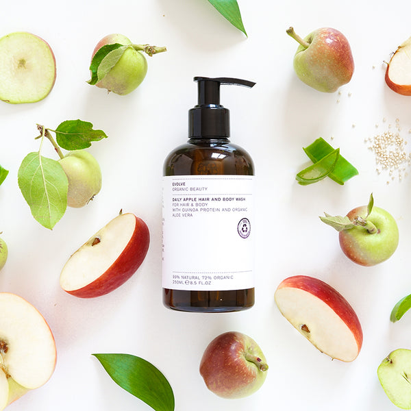 Deze fantastische veganistische shampoo zonder siliconen, parabenen, sulfaten en alcohol ruikt heerlijk naar sappige groene appels en is geschikt voor alle huidtypes en alle haartypes.  Natuurlijke kokos- en suikerextracten reinigen de natuurlijke pH-balans van de huid zachtjes en behouden deze terwijl organische Aloë Vera de droge huid verzacht.Deze heerlijke Evolve Daily Apple Hair & Body Wash is zacht genoeg om elke dag te gebruiken, waardoor de huid zacht en het haar glanzend blijft.
