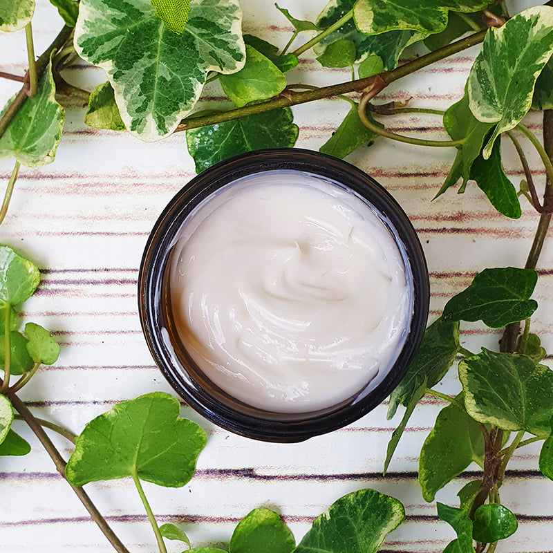 Deze award winnende vegan moisturizer herstelt de normale tot droge huid met een mix van pure organische oliën. Organische arganolie voedt, terwijl natuurlijk hyaluronzuur kalmeert en hydrateert. hypoallergeen geparfumeerd met kalmerende natuurlijke vanille- en kokosnootgeur. Vegan, clean, dierproefvrij en natuurlijk.