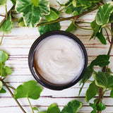 Deze award winnende vegan moisturizer herstelt de normale tot droge huid met een mix van pure organische oliën. Organische arganolie voedt, terwijl natuurlijk hyaluronzuur kalmeert en hydrateert. hypoallergeen geparfumeerd met kalmerende natuurlijke vanille- en kokosnootgeur. Vegan, clean, dierproefvrij en natuurlijk.
