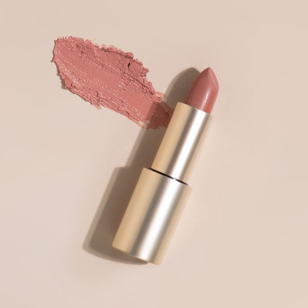 INIKA's Award winnende Organic Vegan Lipsticks bevatten biologische natuurlijke Avocado- Jojoba- en Arganolie en Shea Butter die naast het geven van een prachtige volle kleur, ook verzorgen, beschermen én hydrateren. De allereerste biologische & vegan lipstick vol met pure minerale pigmenten.  De formule is romig en heeft een volle intense kleur.