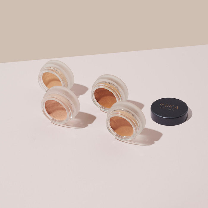 Inika Full Coverage Concealer is verrijkt met gecertificeerde biologische en plantaardige ingrediënten zoals zoete amandelolie, sheaboter en zonnebloempittenolie. Deze huidverzorgende ingrediënten hydrateren, verzachten en voeden de huid voor een perfecte finish en langdurige hydratatie. Deze zachtige romige vegan formule is geschikt voor alle huidtypen, inclusief de gevoelige huid. 