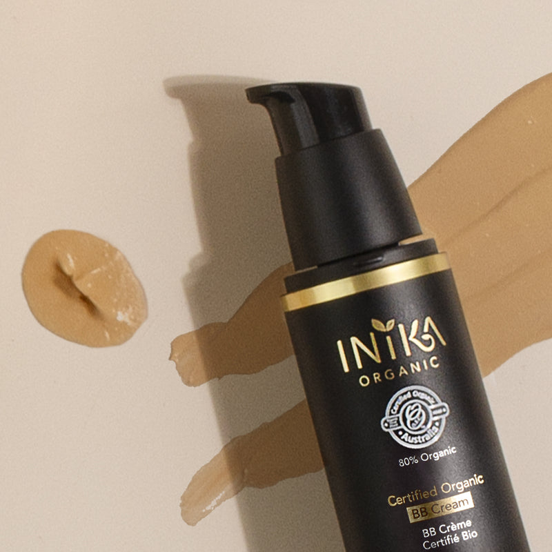 Deze wederom award winnende Natuurlijke BB Cream van INIKA Organic Make-up versmelt met de huid zonder deze te verstoppen. Deze rijke BB Cream is verrijkt met anti-oxidanten, mineralen en vitamines zoals Avocado Olie, Granaatappel zaad Olie en Cactusvijgolie.