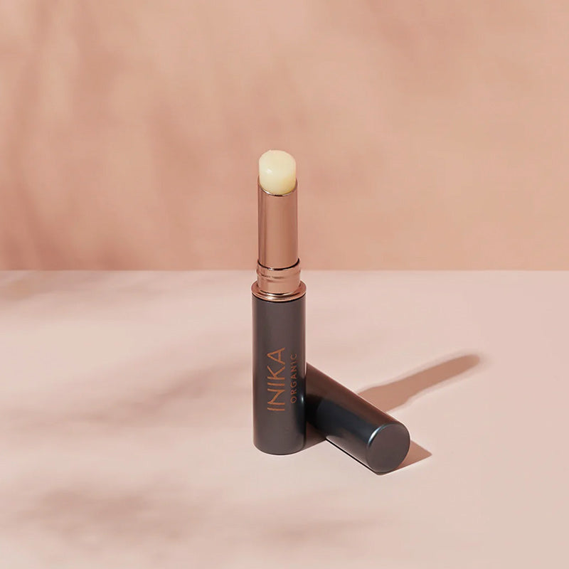 De veganistische lippenbalsem van Inika Organic is gemaakt van van huidherstellende en verzachtende sheaboter gecombineerd met voedende kokosolie. Hierbij heeft de lipbalsem een rijke hoeveelheid aan Vitamine E voor een extra verzachtende en voedende werking. Veganistisch, dierproefvrij, biologisch, no nasties en natuurlijk.