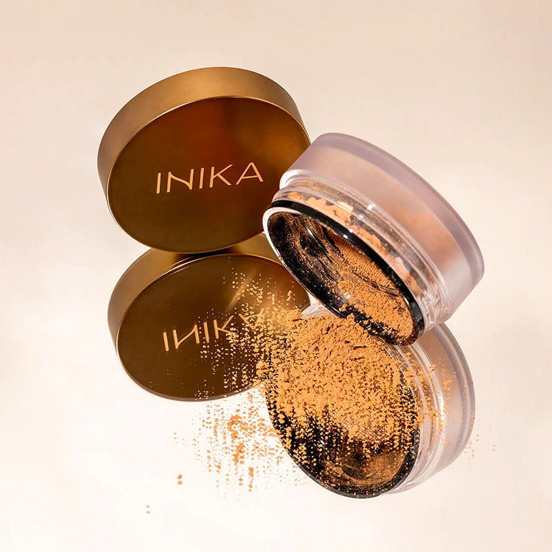 De INIKA Loose Mineral Bronzer is gemaakt van 100% natuurlijke ingrediënten, waaronder Magnolia Bark Extract om je huid te voeden en te hydrateren terwijl je het gebruikt. Bovendien bevat de INIKA Loose Mineral Bronzer geen parabenen, sulfaten of andere schadelijke chemicaliën, waardoor het een uitstekende keuze is voor mensen met een (zeer)gevoelige huid.