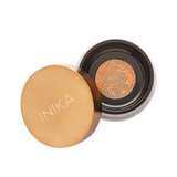 De INIKA Loose Mineral Bronzer is gemaakt van 100% natuurlijke ingrediënten, waaronder Magnolia Bark Extract om je huid te voeden en te hydrateren terwijl je het gebruikt. Bovendien bevat de INIKA Loose Mineral Bronzer geen parabenen, sulfaten of andere schadelijke chemicaliën, waardoor het een uitstekende keuze is voor mensen met een (zeer)gevoelige huid.