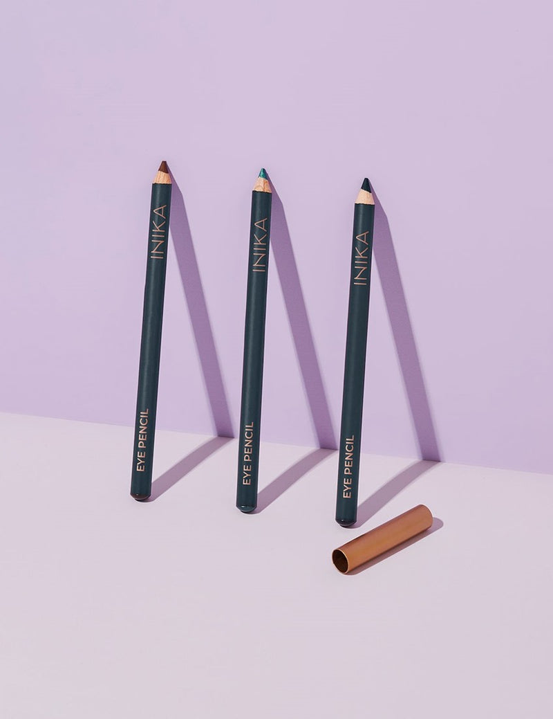 Geef je ogen extra definitie met dit dramatische zwarte vegan oogpotlood van INIKA Organic. Gemaakt van natuurlijke plantaardige ingrediënten en pure minerale pigmenten. Deze natuurlijke eye pencils zijn daardoor ook zeer geschikt voor gevoelige ogen. 