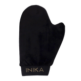 De INIKA Organic Tanning Glove is een must-have voor het aanbrengen van een bruine teint op grotere delen van het lichaam. Met deze handschoen breng je je favoriete vegan zelfbruinener streeploos en gelijkmatig aan. Gemaakt van ultrazacht, duurzaam materiaal, biedt de biologische bruiningshandschoen een glad en perfect uitziend zongebruind resultaat, dat zich moeiteloos over uw benen, armen, torso en rug verspreidt.