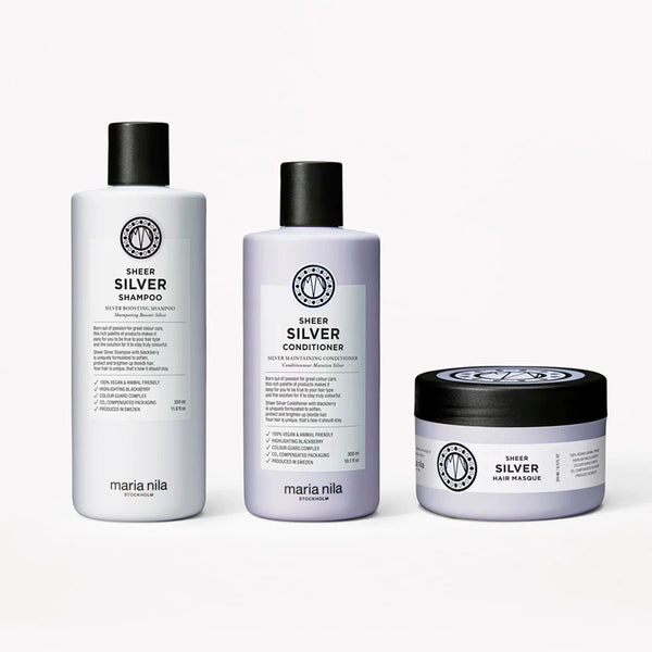 Speciaal voor blond haar hebben we de Maria Nila Sheer Silver Beauty Bag, Deze vegan zilvershampoo lijn bevat violetpigmenten en bramenextracten die verkleuring, vergeling en grauwheid in het haar behandelen. Dus zijn je haren te warm, goud of geel van kleur? Of heb je ze al in een as-, zilver- of grijstint en wil je dat graag zo houden? Dan is de Sheer Silver collectie van Maria Nila perfect voor jou. In deze giftbox zit en een gratis Sheer Silver Hair Mask ♡
