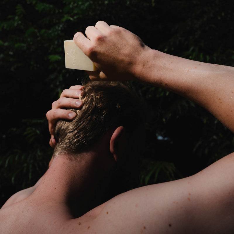 De Bier shampoo bar van Nature bar is perfect voor normaal tot dun haar. De speciale formule van biologische oliën, bier en rhassoul klei geeft je haar een extra lift en gezonde uitstraling. De combinatie van etherische oliën zoals Ylang Ylang en Cedar geven de solide shampoo daarnaast een heerlijke milde kruidige geur.