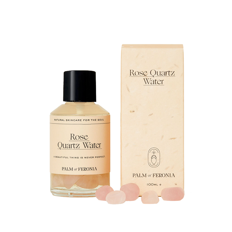 Biologisch rozenwater vormt de basis van deze revitaliserende blend. Ingrediënten die diep hydraterende en verhelderen zoals Wu Zhu en Aloë Vera. Rozenwater helpt de natuurlijke pH-balans van de huid te behouden, vermindert roodheid en heeft antioxiderende eigenschappen die helpen bij het genereren van nieuwe huidcellen. Deze huidverzachtende mix is doordrenkt met rozenkwarts, het kristal van zelfliefde. Vegan, dierproefvrij, natuurlijk en clean.