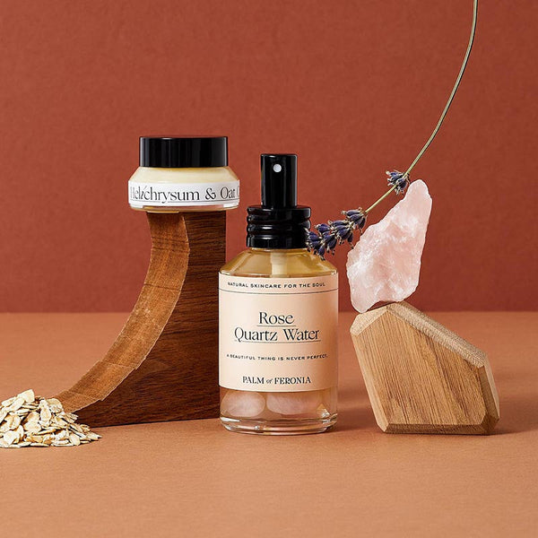 Biologisch rozenwater vormt de basis van deze revitaliserende blend. Ingrediënten die diep hydraterende en verhelderen zoals Wu Zhu en Aloë Vera. Rozenwater helpt de natuurlijke pH-balans van de huid te behouden, vermindert roodheid en heeft antioxiderende eigenschappen die helpen bij het genereren van nieuwe huidcellen. Deze huidverzachtende mix is doordrenkt met rozenkwarts, het kristal van zelfliefde. Vegan, dierproefvrij, natuurlijk en clean.