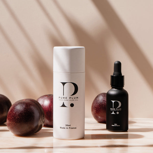 De Plum Oil van Pure Plum is een moisturizer voor alle huidtypen. De moisturizer bestaat uit 100% pure Pruimenpitolie. Pruimenpitolie heeft een sterke ontstekingsremmende en helende werking, wat betekent dat de huid met acne, rosacea en eczeem ontzettend veel baat heeft bij deze olie! Hij vermindert roodheid, onzuiverheden, verzacht de beschadigde en ruwe huid, en verstopt de poriën niet. Vegan, dierproefvrij, plantaardig en natuurlijk.