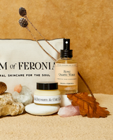 Deze set, een duo van Palm of Feronia's bestverkochte producten is ontworpen als aanvulling op je verzorgingsroutine en zeer geschikt voor de meest gevoelige huidtypes. Deze set verzacht en ondersteunt alle huidtypes met een diep voedende en verrassend lichte vochtinbrengende crème. En dit geheel vegan en dierproefvrij.