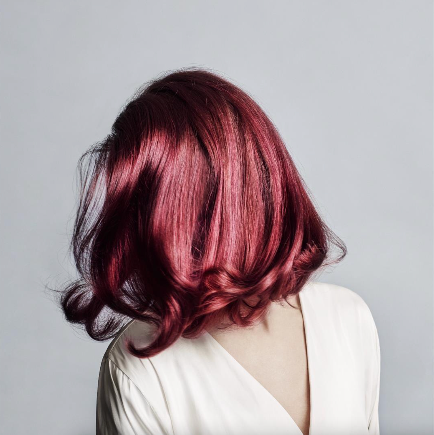 Maria Nila Colour Refresh White Mix is een voedend masker zonder pigmenten dat je haar snel opfrist en een intensieve glans geeft. De colour refresh Autumn Red, hydrateert en vermindert kroezen voor een zijdezacht en glanzend resultaat en kan worden gemengd met andere Colour Refresh-kleuren om pastelkleuren te creëren van de intense tinten. Color Refresh Autumn Red is ​​perfect om te gebruiken tussen je kleurbeurten door.