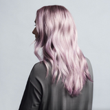 Maria Nila Colour Refresh is een vegan voedend kleurmasker met niet-permanente kleurpigmenten dat de kleur van je haar snel en gemakkelijk opfrist. Het natuurlijke masker bevat kleurpigmenten die door je haar worden opgenomen. Deze kleur verdwijnt langzaam weer na 4 tot 10 wasbeurten. Daarnaast hydrateert en vermindert dit haarmasker pluis voor een zijdezacht en glanzend resultaat.