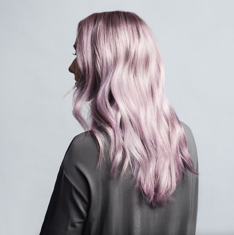 Maria Nila Colour Refresh is een vegan voedend kleurmasker met niet-permanente kleurpigmenten dat de kleur van je haar snel en gemakkelijk opfrist. Het natuurlijke masker bevat kleurpigmenten die door je haar worden opgenomen. Deze kleur verdwijnt langzaam weer na 4 tot 10 wasbeurten. Daarnaast hydrateert en vermindert dit haarmasker pluis voor een zijdezacht en glanzend resultaat.