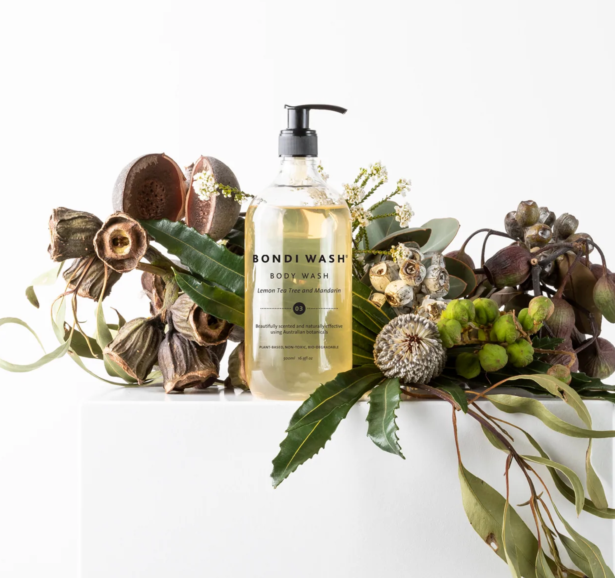Bondi Wash's Body Wash is een vegan lichaamszeep, handgemaakt in Australië met een luxe mix van Australische essentiële oliën, waaronder antibacteriële Tasmaanse gepeperde en lavendelolie en hydraterende ingrediënten zoals aloë vera, vitamine E en zonnebloemolie. De verfrissende en voedende formule is perfect voor mensen met een gevoelige huid, eczeem of dermatitis.