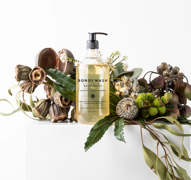 Bondi Wash's Hand Wash is een vegan bodywash, handgemaakt in Australië met een luxe mix van Australische essentiële oliën, waaronder antibacteriële Tasmaanse gepeperde en lavendelolie en hydraterende ingrediënten zoals aloë vera, vitamine E en zonnebloemolie. De verfrissende en voedende formule is perfect voor mensen met een gevoelige huid, eczeem of dermatitis.