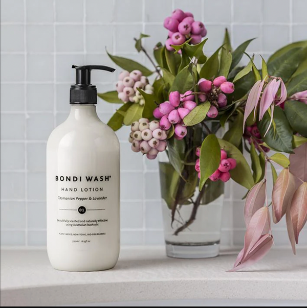 Bondi Wash's Hand Lotion is een voedende en beschermende creme voor de huid van de handen. De lotion bestaat uit 100% plantaardige werkstoffen, waaronder het Lilly Pilly-extract, uit Australië. Dit staat bekend om de hoge dosis antioxidanten. De huid van de handen blijft elastisch en stevig.