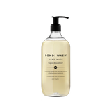 Bondi Wash's Hand Wash is een vegan handzeep, handgemaakt in Australië met een luxe mix van Australische essentiële oliën, waaronder antibacteriële Tasmaanse gepeperde en lavendelolie en hydraterende ingrediënten zoals aloë vera, vitamine E en zonnebloemolie. De verfrissende en voedende formule is perfect voor mensen met een gevoelige huid, eczeem of dermatitis. Je handen worden effectief gereinigd maar voelen na gebruik mild, fris en zacht aan.