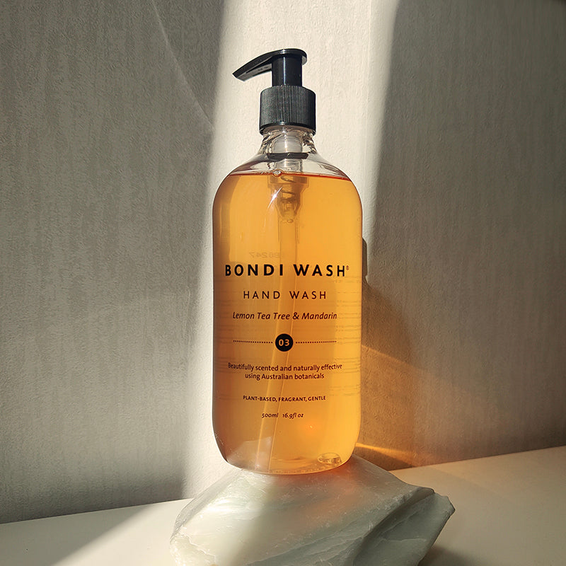 Bondi Wash's Hand Wash is een vegan handzeep, handgemaakt in Australië met een luxe mix van Australische essentiële oliën, waaronder antibacteriële Tasmaanse gepeperde en lavendelolie en hydraterende ingrediënten zoals aloë vera, vitamine E en zonnebloemolie. De verfrissende en voedende formule is perfect voor mensen met een gevoelige huid, eczeem of dermatitis. Je handen worden effectief gereinigd maar voelen na gebruik mild, fris en zacht aan.